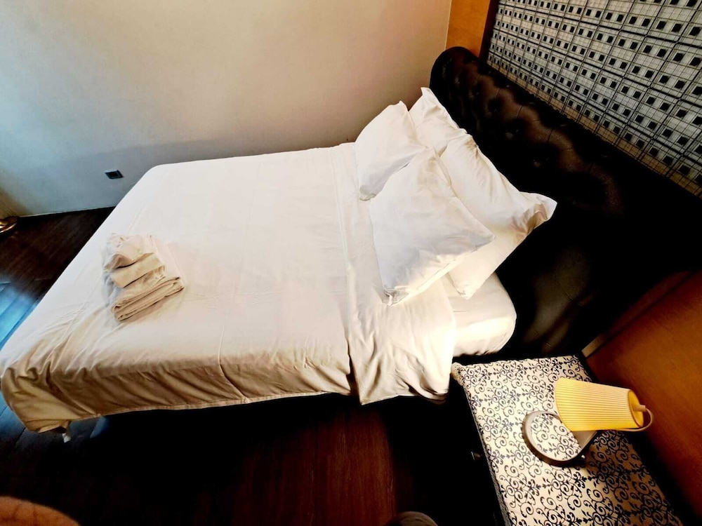 2D - 3 Bedroom Downtown Apartment With Shared Pool