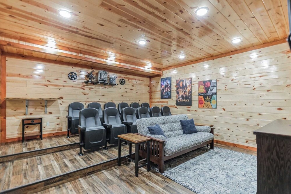 Laurel Point by Avantstay Sleeps 18! Indoor Pool, Hot Tub, Theater, Game Room
