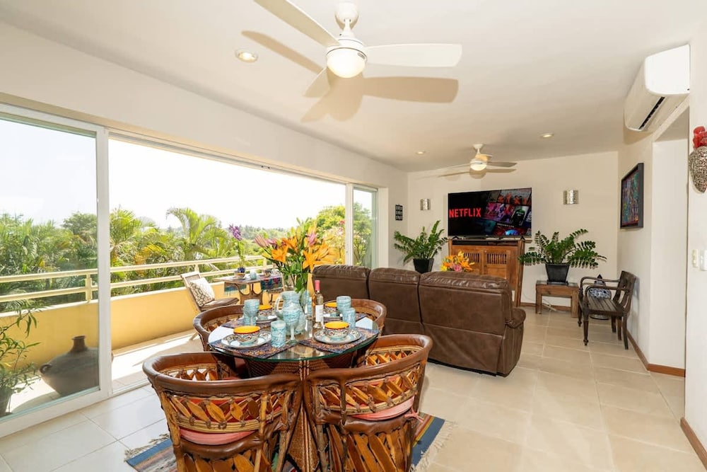 Sleeps 6 Views Beach 1 Block