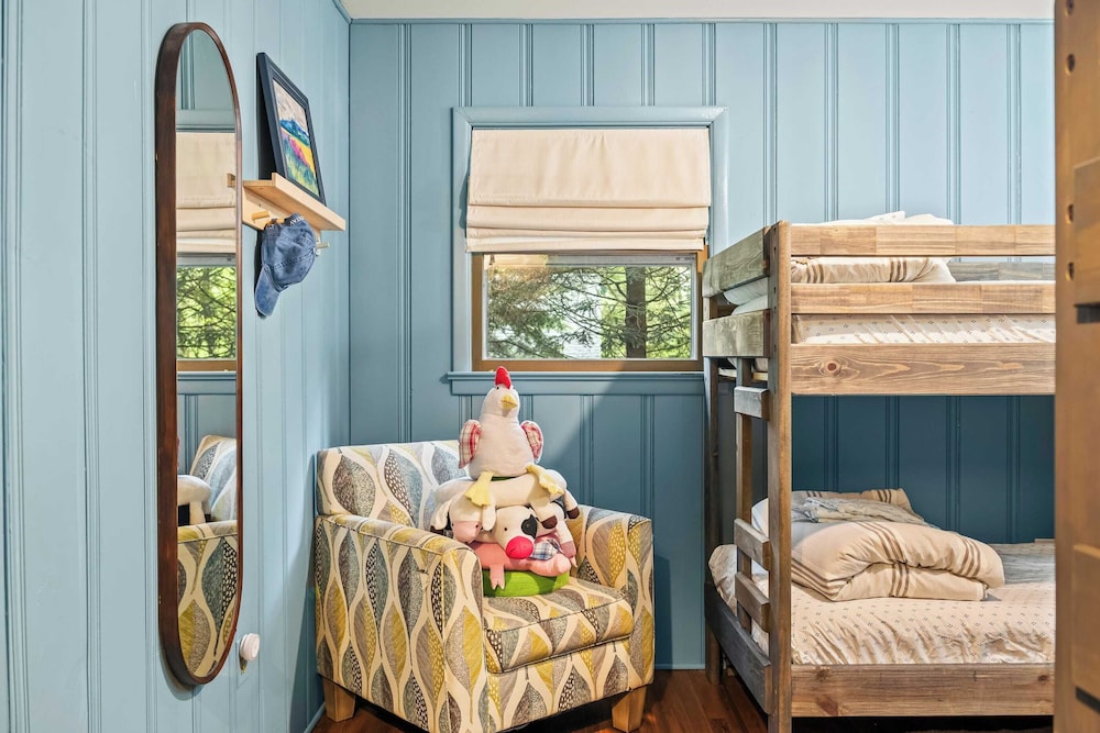 The Horseshoe Hideaway Lake Harmony Cabin w/ Hot Tub & Game Porch