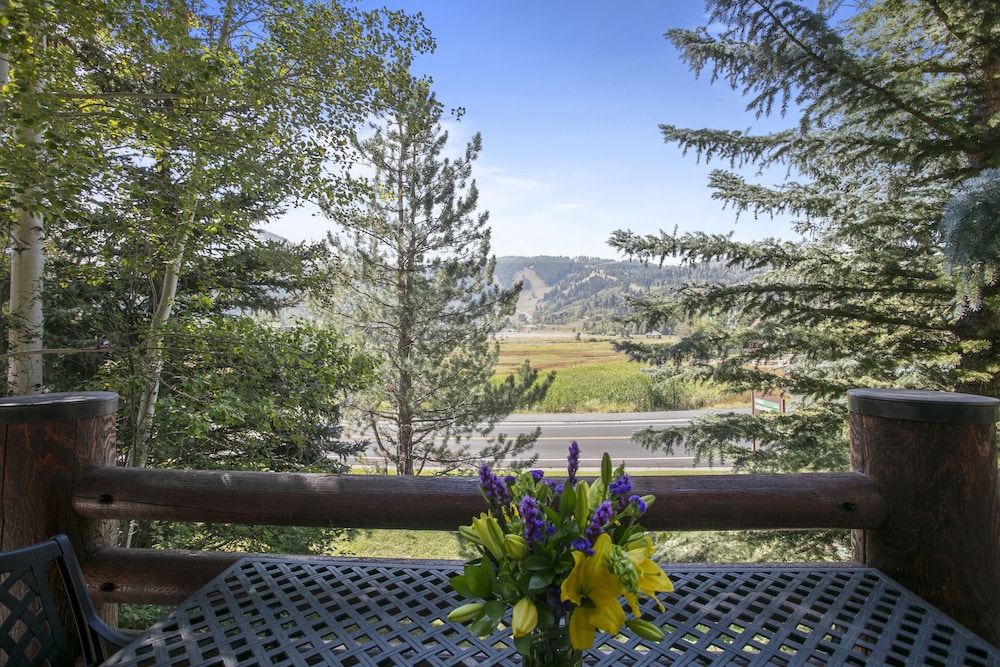 Chaparral at Deer Valley Resort - Three Bedroom Condo with Hot Tub #102 3 Condo