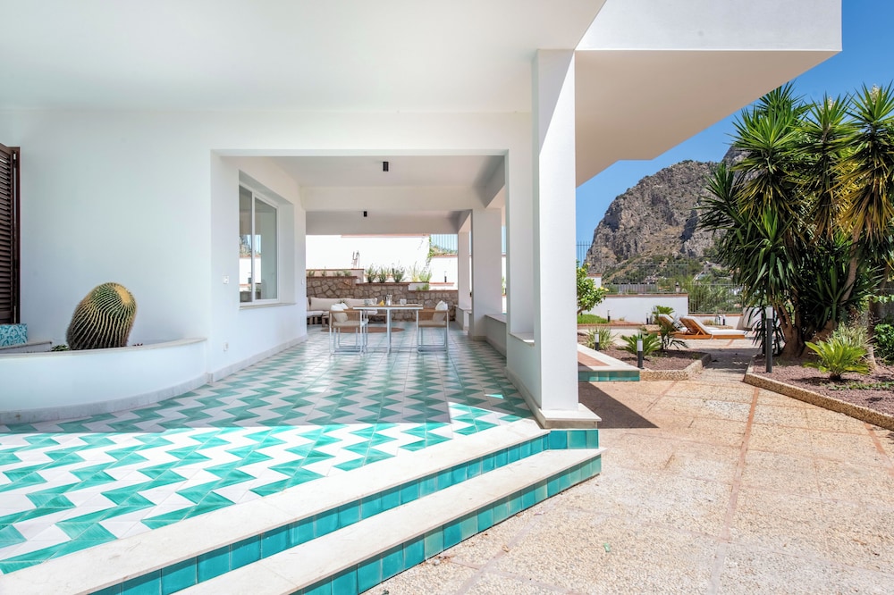 Sea Frame Design Apartments with Pool by Wonderful Italy