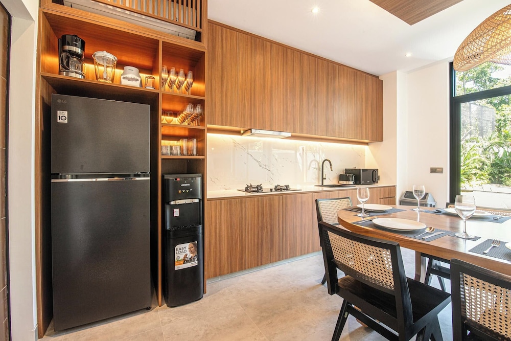 Opulent 5BR Modern Villa 400m From the Ocean