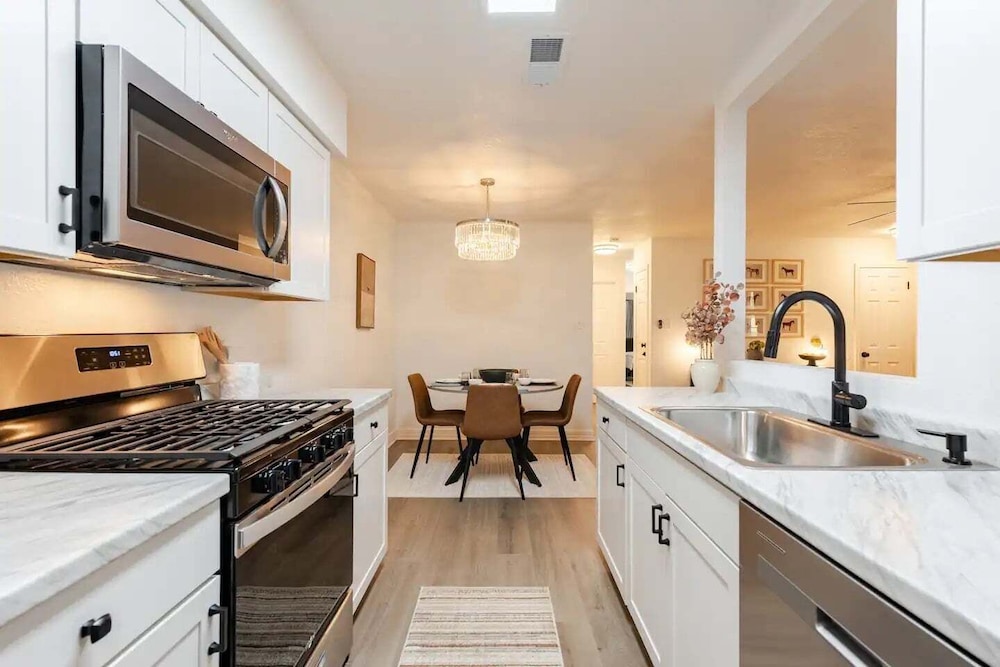 Modern 3br Townhouse Near Brushy Creek 3 Bedroom Duplex