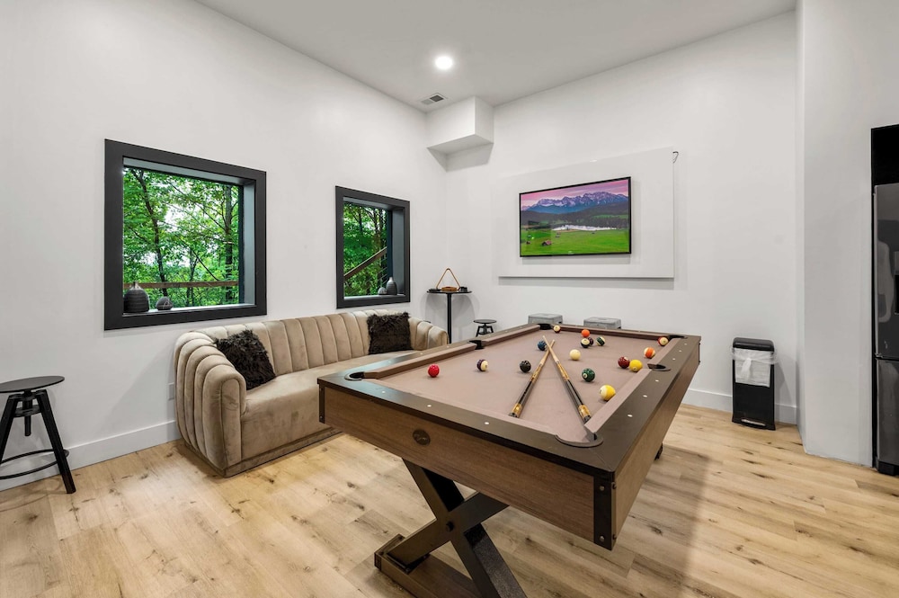 Sleeps 18 3 Suites at Firefly Mountain Lodge Indoor Pool, Hot Tub, Game Room, Firepits & Dining Spaces Just Minutes From Dollywood and Gatlinburg