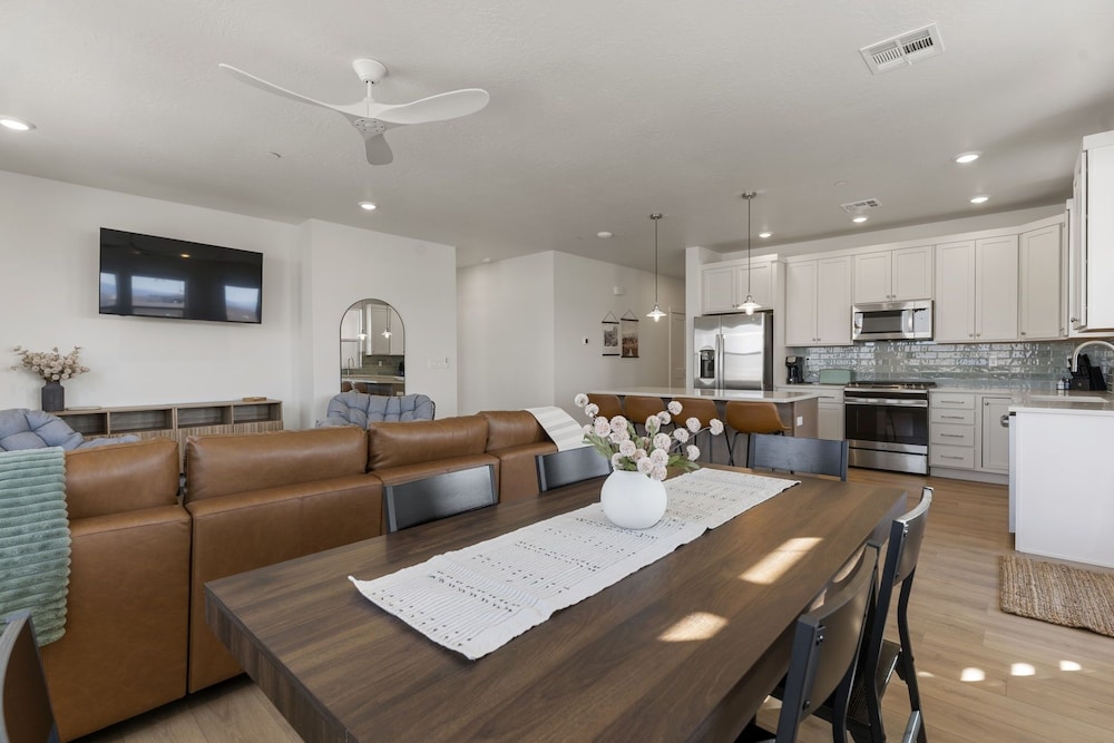 St. Gorgeous 3 Bedroom Condo