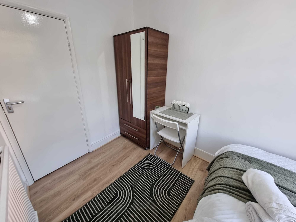 Easy Rooms - London Luton Airport view 4