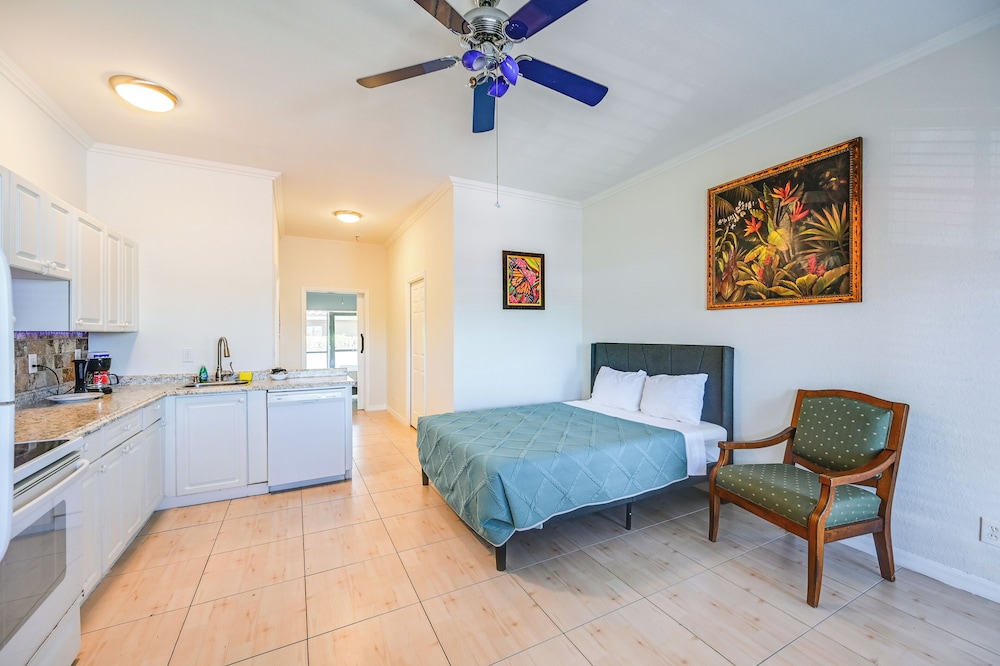 Sail + Soak: Naples Condo w/ Heated Pool Access