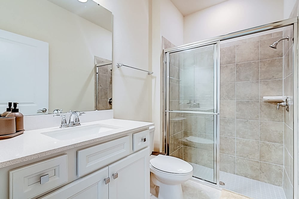 15807 Luxury 8 Bedroom Family Home With Game Room