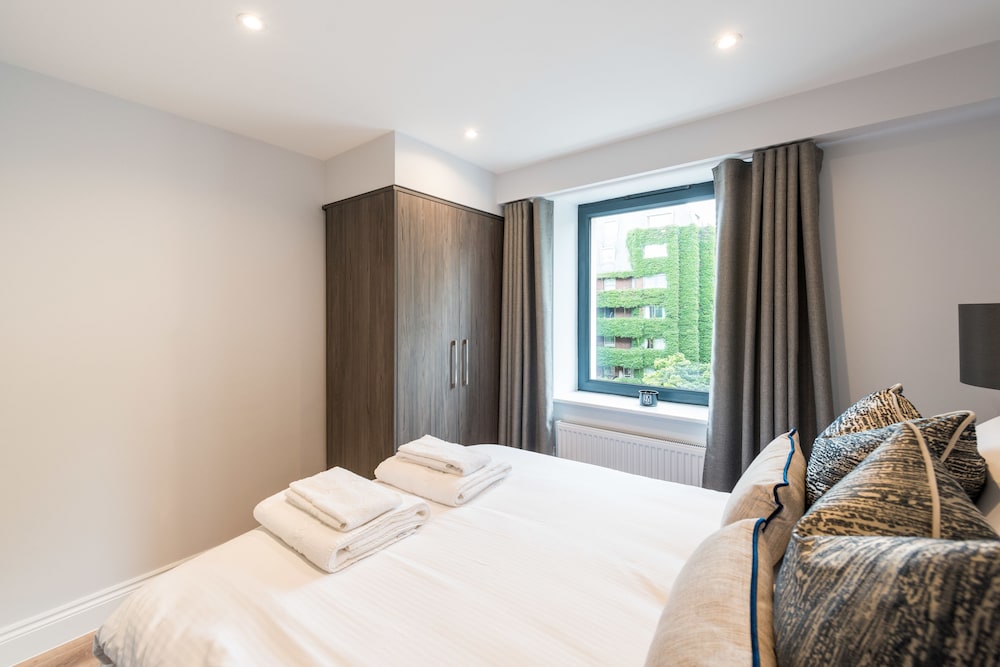The Carlyle - Elegant Serviced Apartments