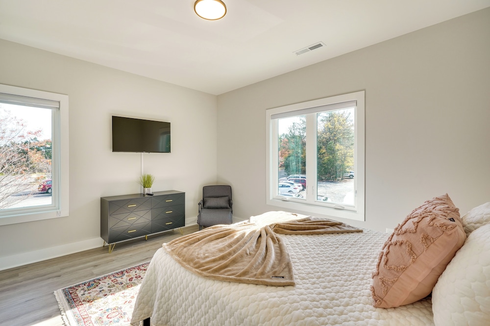 2 Mi to Duke & 3 Mi to Downtown: Durham Townhome