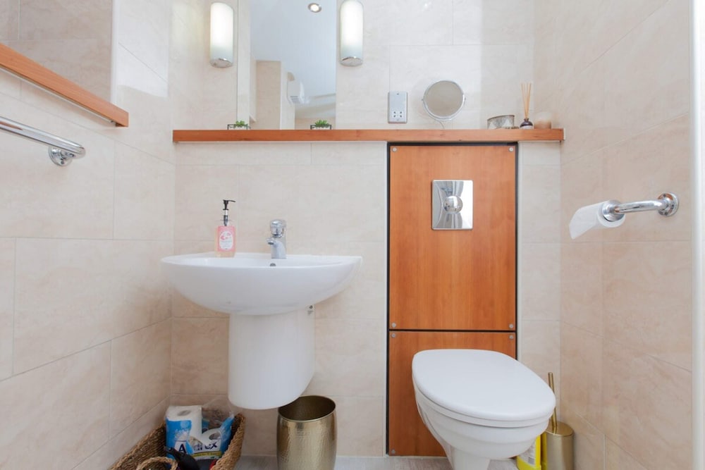 Holyrood Residence - Luxury Apartment With Parking