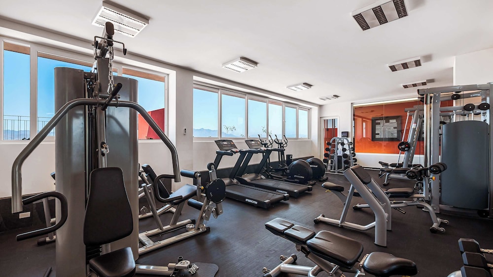 Equipped 3BR House - Pool - Gym - 5 min to Beach