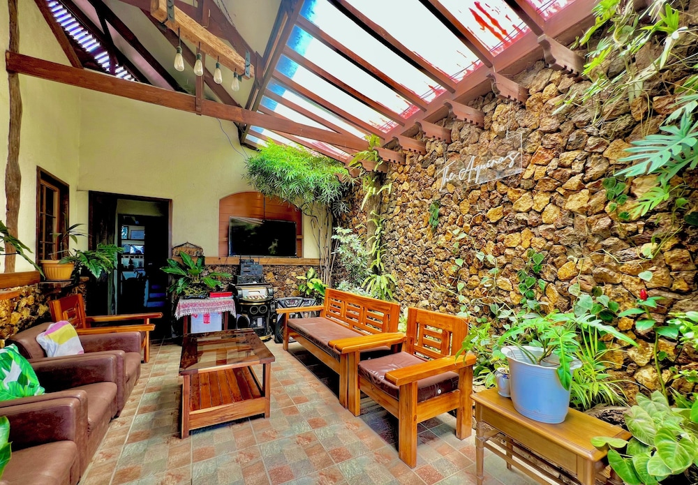 Novie's Tourist Inn