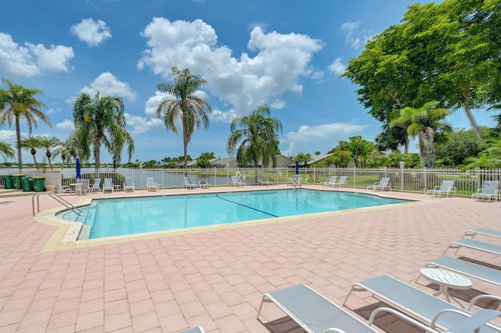 Resort Community Escape: Naples Home 5 Mi to Beach