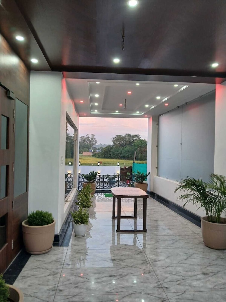 Aarav Hotel