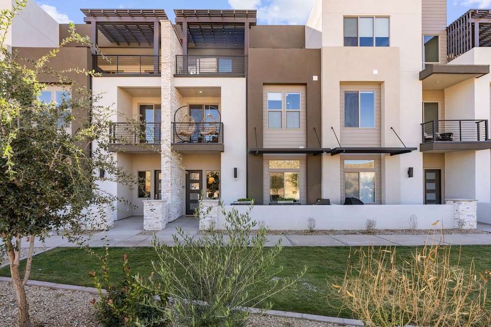 Sandy Cheeks 6 Bedroom Townhouse