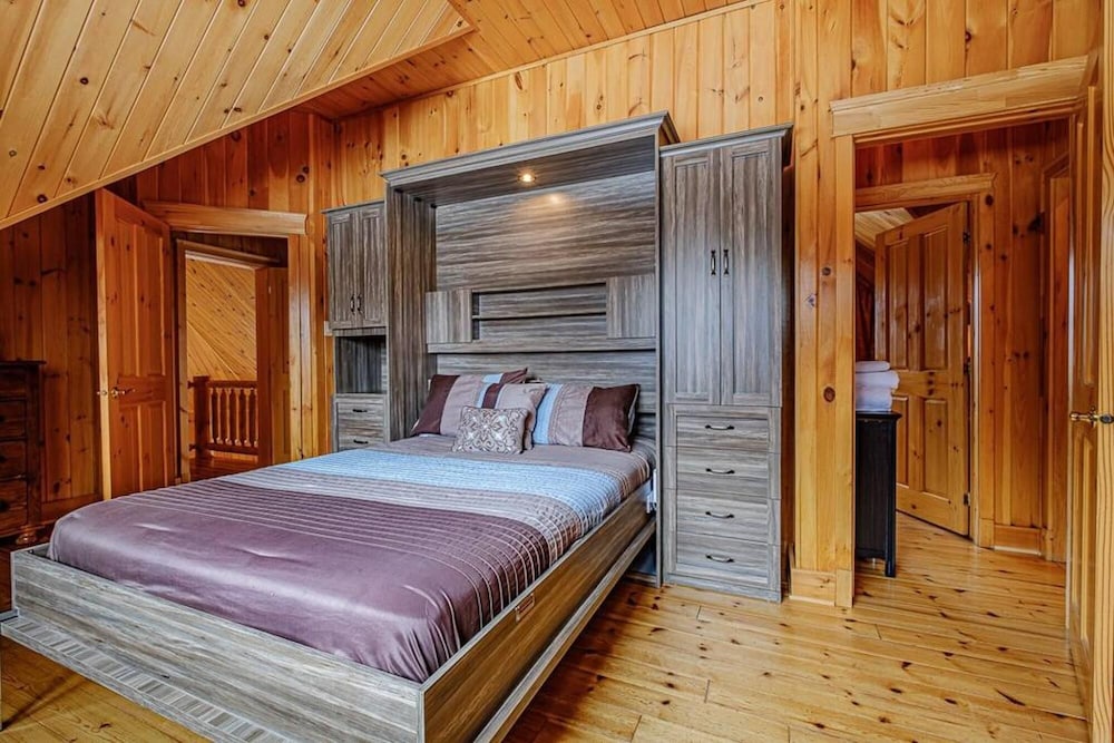 Executive Plus 89 - Luxurious log Home With Private hot tub Pool Sauna and Close to Activities