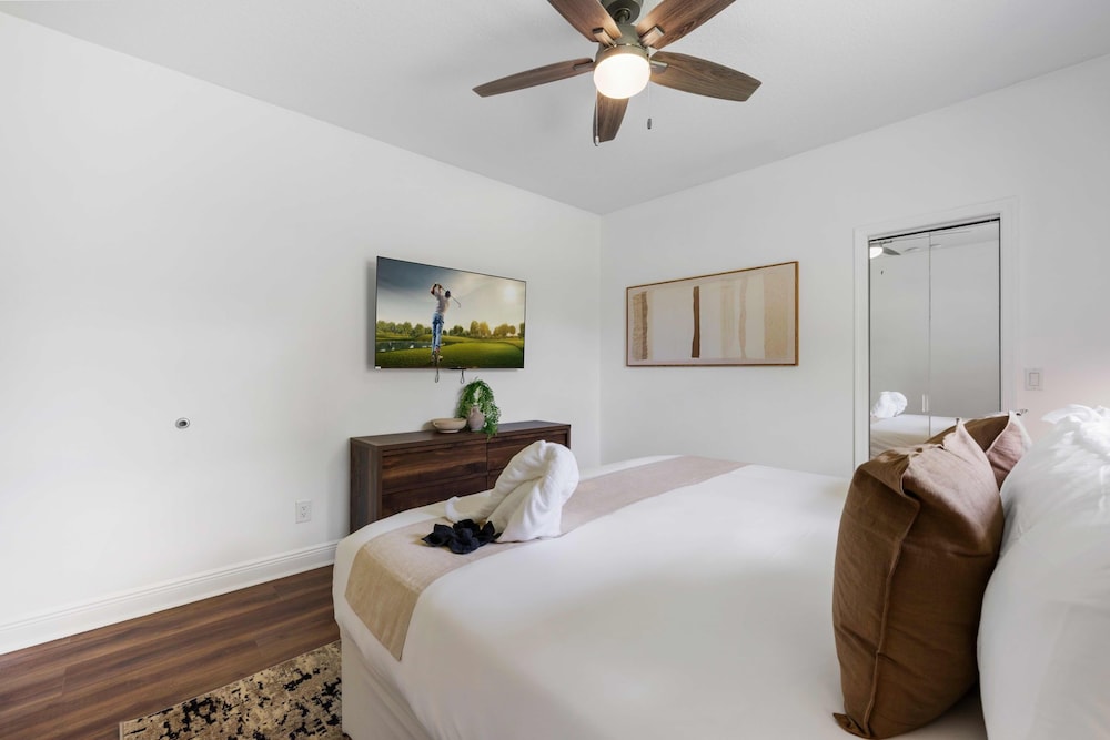Grand 6BR Plantation Estate w/ Tennis & Pool