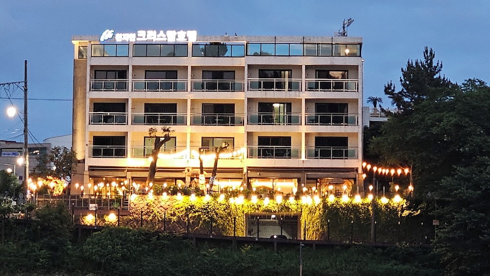 Cheonjiyeon Crystal Hotel 69