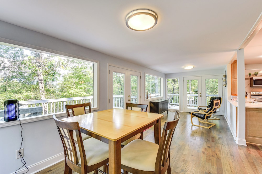 Woodsy Retreat w/ Deck & Views in Dahlonega!