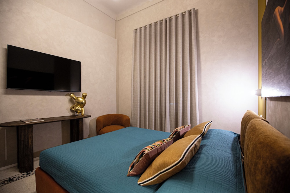 Reverse Art Hotel
