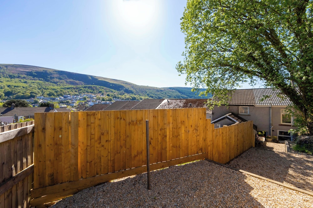 Cosy-cute Miner's Cottage on the Taff Trail
