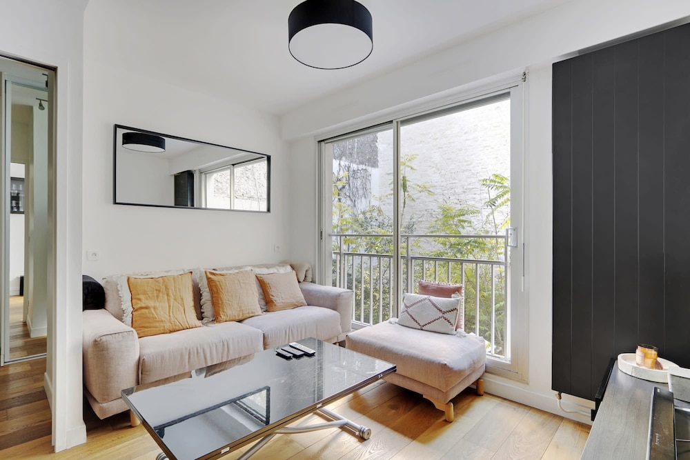 Modern Brunel Classic 1 Bed Apt With Balcony in Paris