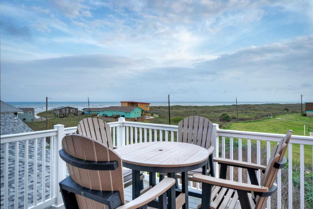 Beach Boardwalk, Pool Access & Ocean Views Coral Reef by Avantstay