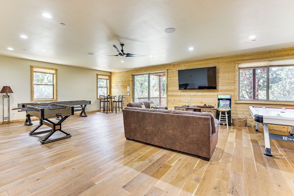 Hot Tub + Game Room: Mtn-view Retreat in Big Bear!