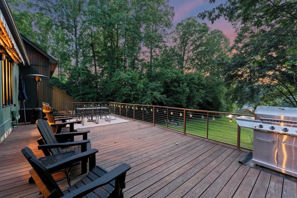 Shady Daze: Waterfront Home w/ Deck, Hot Tub & Lake Views