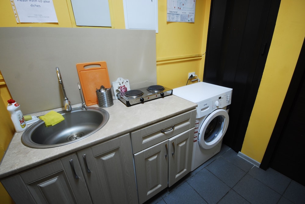 Landmark City Hotel - Hostel