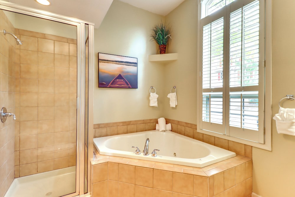 Beach Access & Hot Tub: Retreat in Lake Harmony!