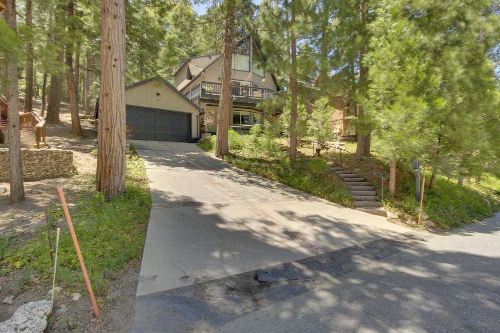 Lake Access, Fire Pit & Deck: Lake Arrowhead Cabin view 4