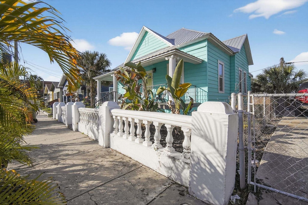 Modern Tampa Home Near Ybor And Downtown 3 Bedroom Home