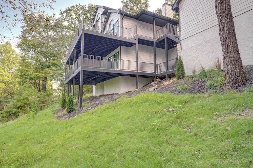 Hot Tub, Decks & 2 Kitchens: Mtn-view Jasper Gem!