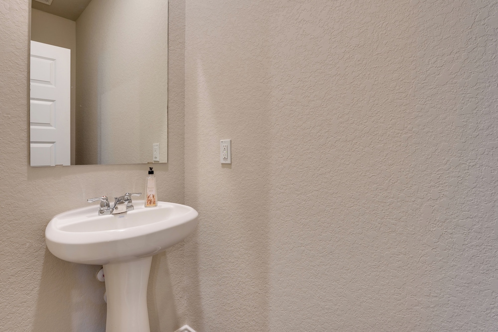 6 Mi to Lackland Afb: Hot Tub, Pool & Game Room!