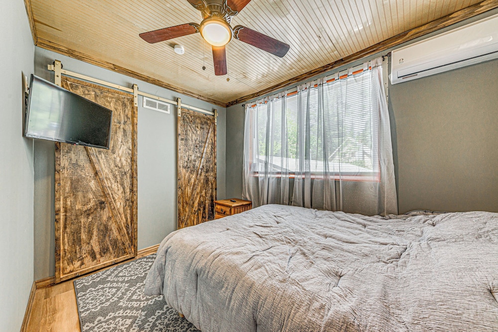 < 1 Mi to Grindstone Lake: Cabin w/ Large Yard!