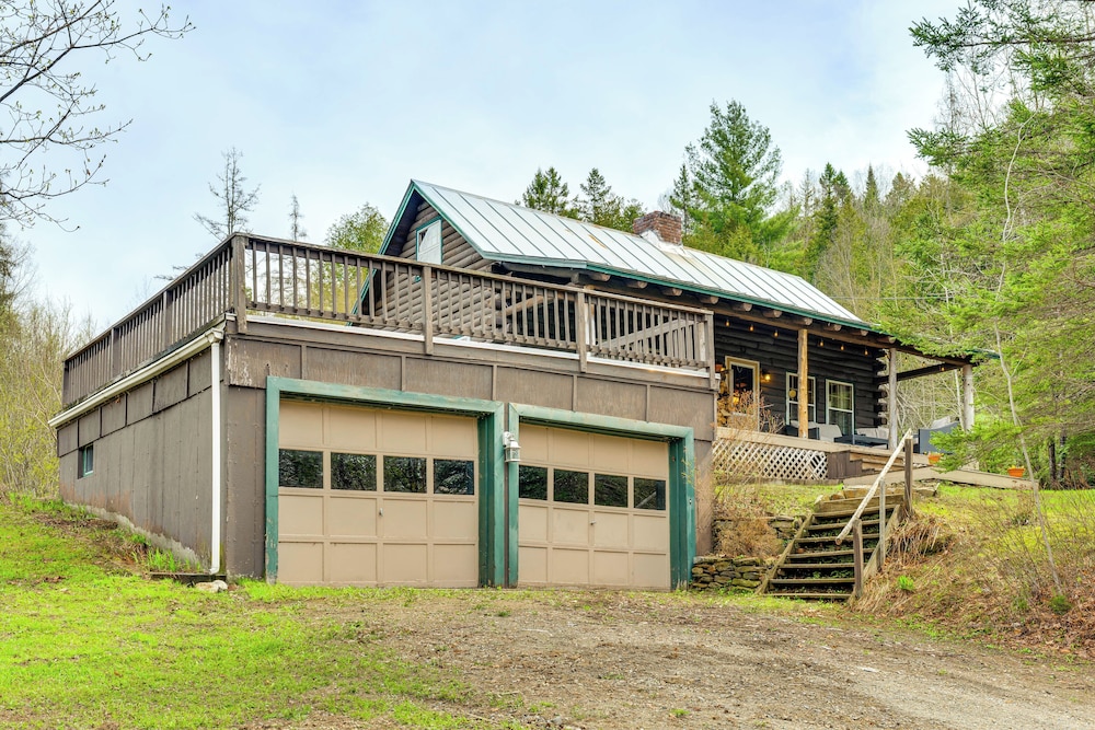2 Mi to Lake Willoughby: Peaceful Log Cabin!