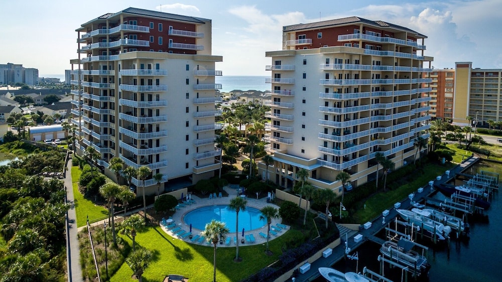 Harbor Landing 201a 3 Bedroom Condo by RedAwning