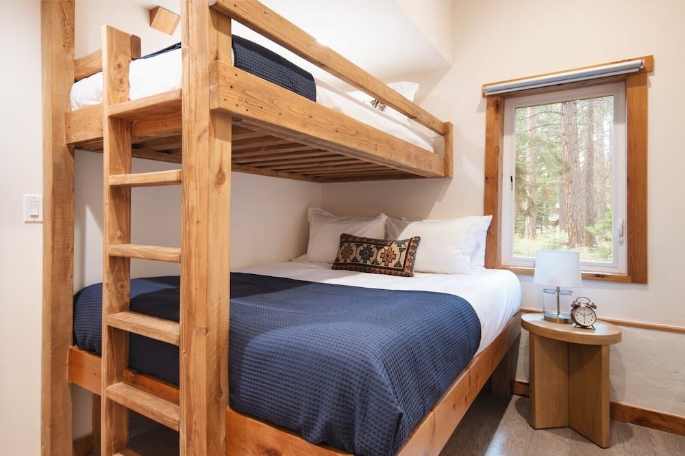 Timberline by Avantstay Stunning Chalet Cabin w/ Hot Tub, Pool Table Home Theater! - Property Image 28
