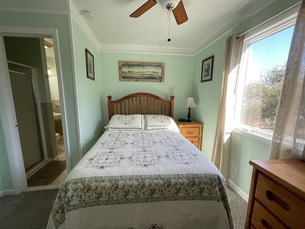 Wild N Wonderful 4 Bedroom Cottage by RedAwning