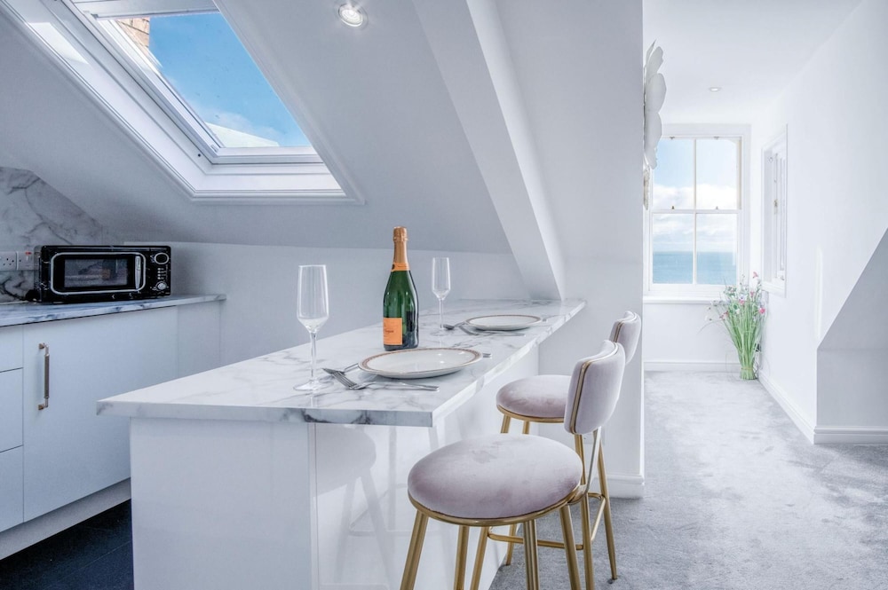 The Penthouse - Luxury 1 Bed - Panorama - Tenby view 4
