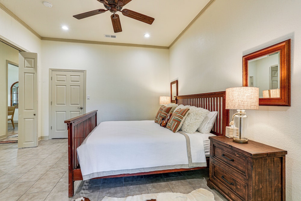 Family Friendly! Lakefront Escape in Pottsboro