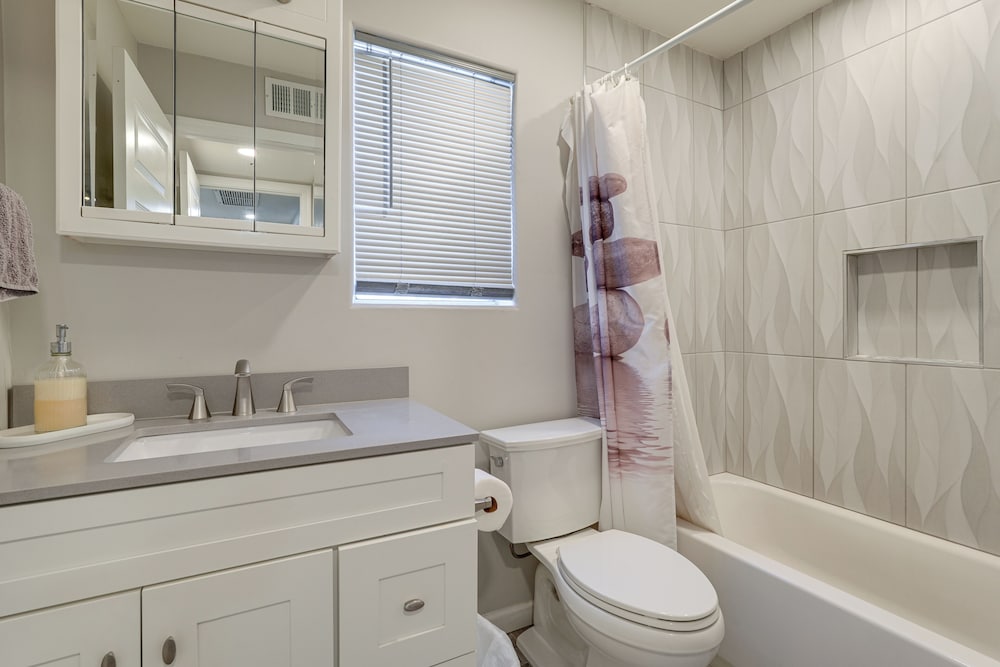 2 Mi to Old Town Scottsdale: Sleek Apartment