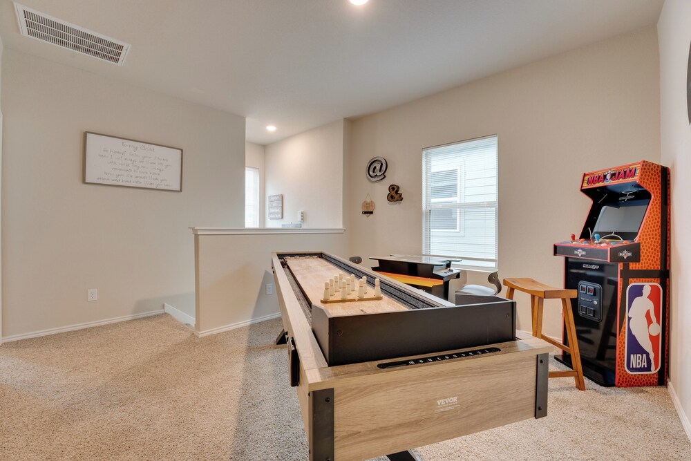 6 Mi to Lackland Afb: Hot Tub, Pool & Game Room!