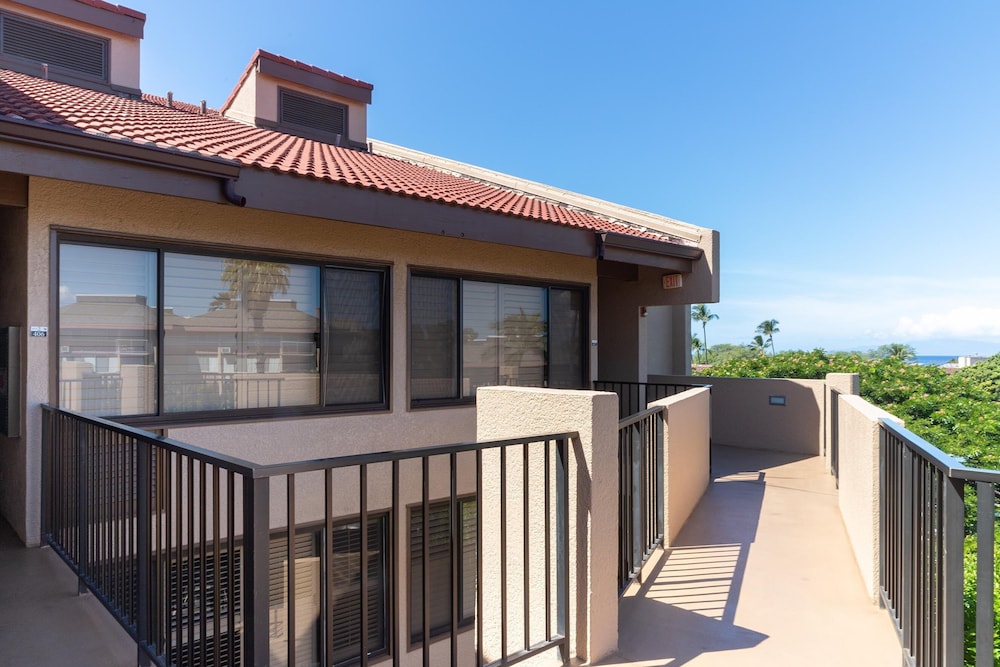 Kamaole Sands 2-406 - Luxurious Renovation - Penthouse Ocean Views - Split AC