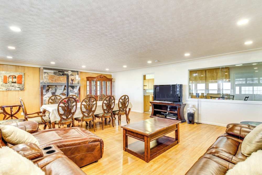 Mtn Views, Patio + Grill: Family Home, 6 Mi to UNM