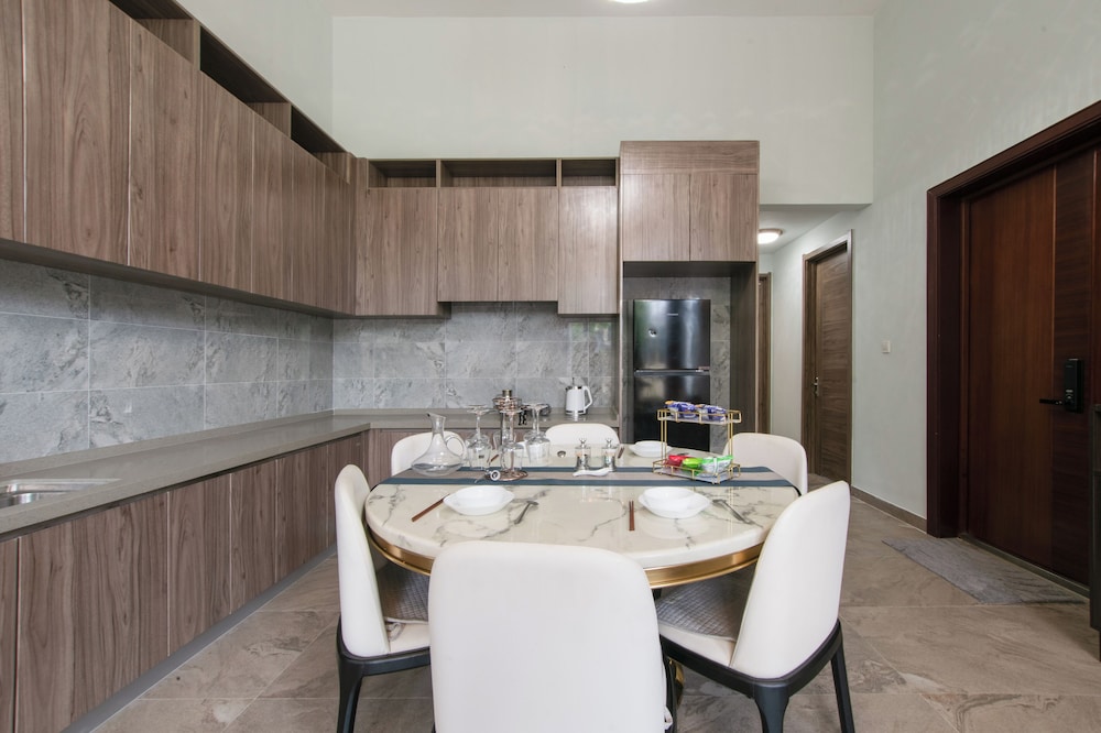 Forest City Golf Villa by A & Home Party
