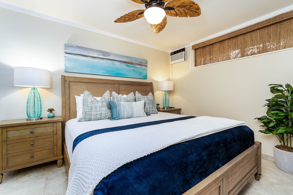 Kuleana 405 Oceanfront 1Bedroom 1 Condo by RedAwning view 2